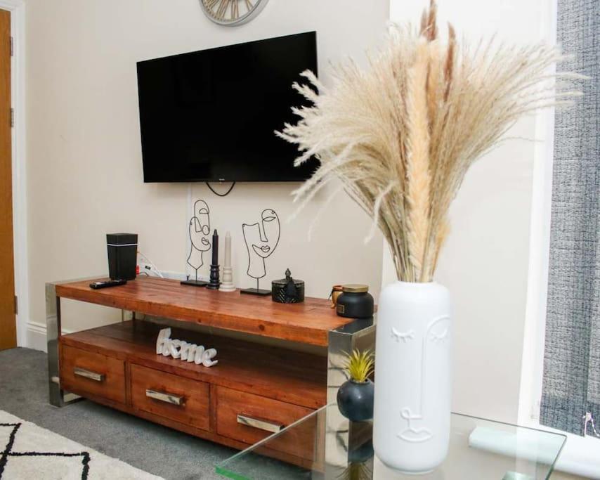 No25-Luxe Living Guest House- 2 Bed-Wifi-Free Parking-City- Beach Swansea Dış mekan fotoğraf