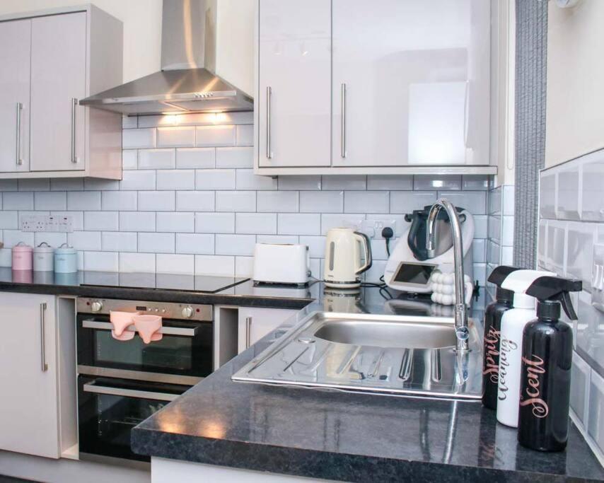 No25-Luxe Living Guest House- 2 Bed-Wifi-Free Parking-City- Beach Swansea Dış mekan fotoğraf